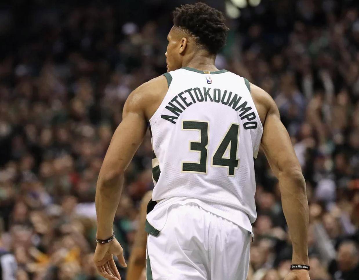 包含雄鹿防守密不透风，保持不败神话的词条