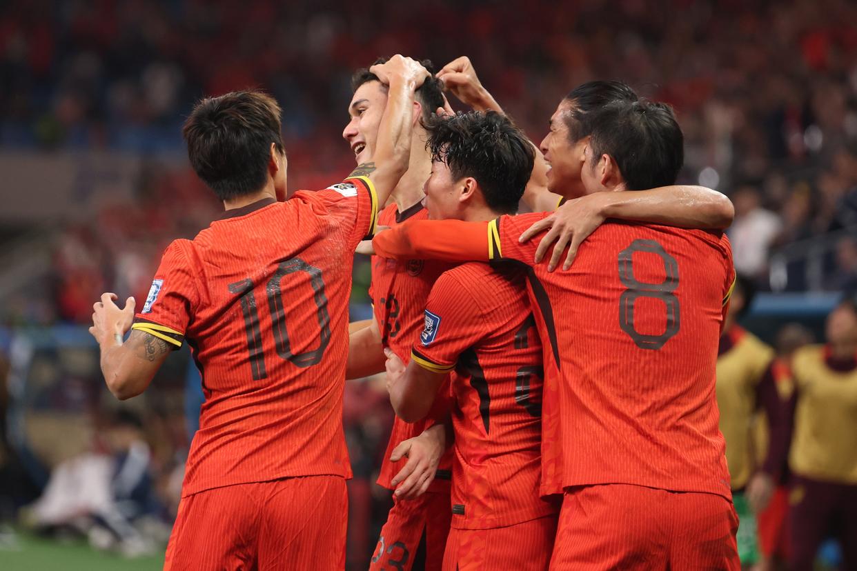 球队在激战中赢得胜利，小组赛圆满结束