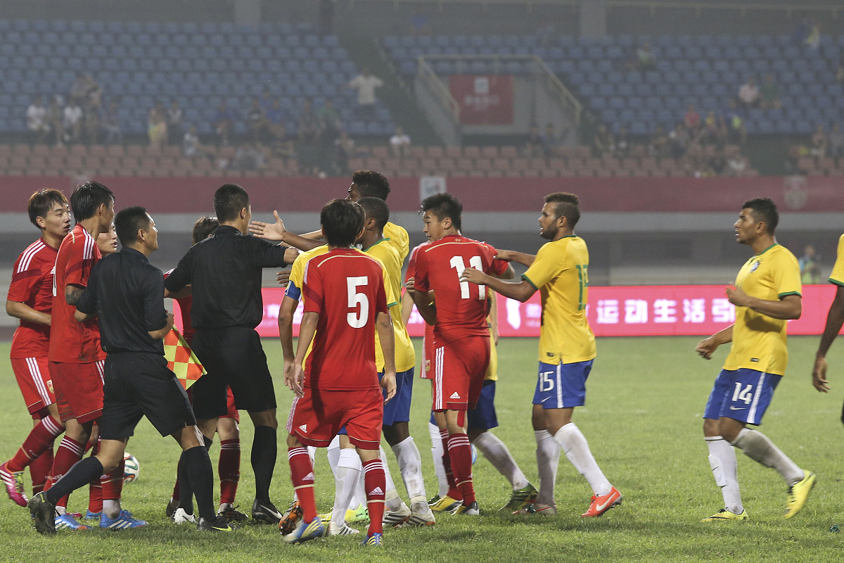 风尘仆仆的球员，追逐胜利的梦想