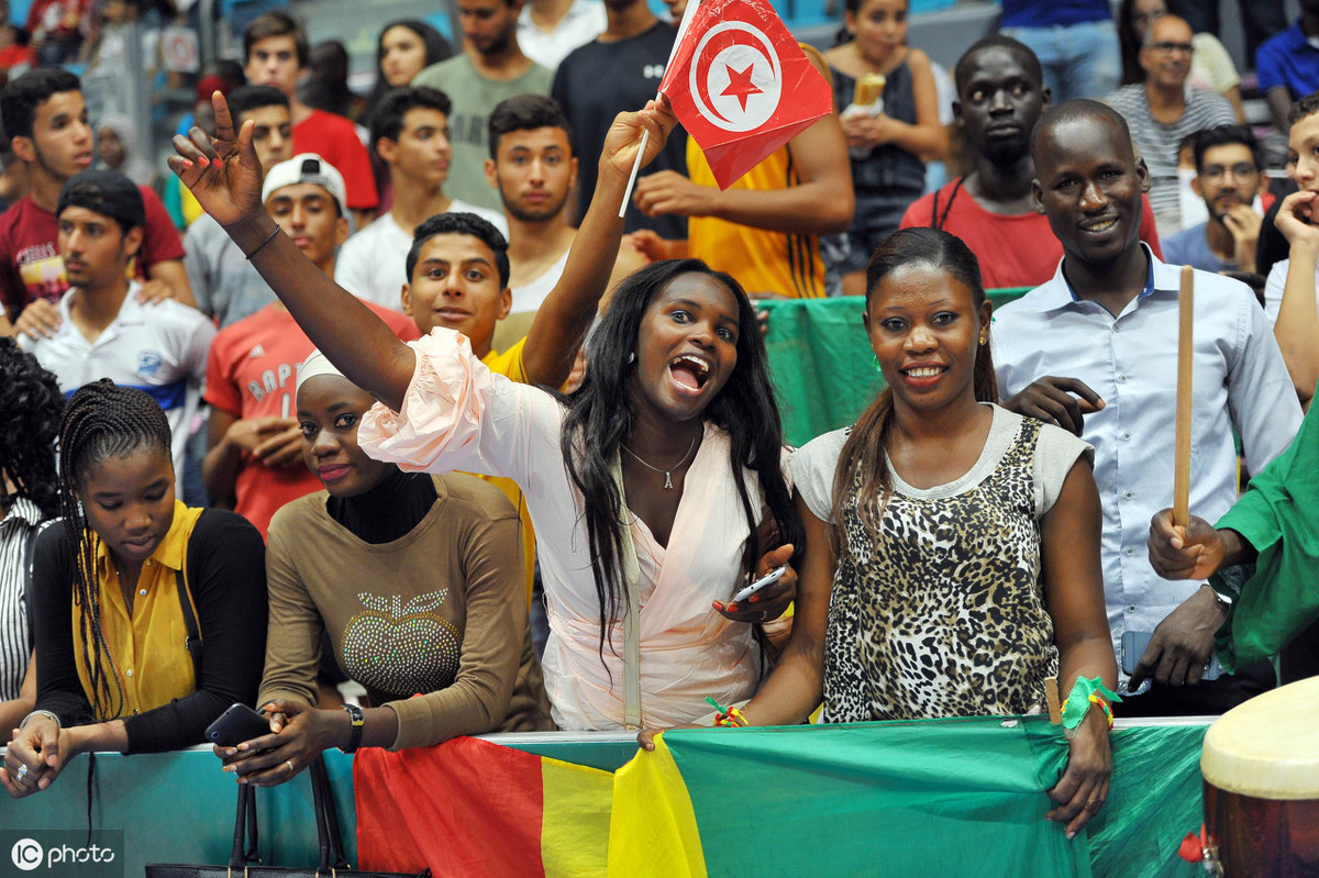 开云体育登录-非洲篮球季前赛大胜球队士气高昂