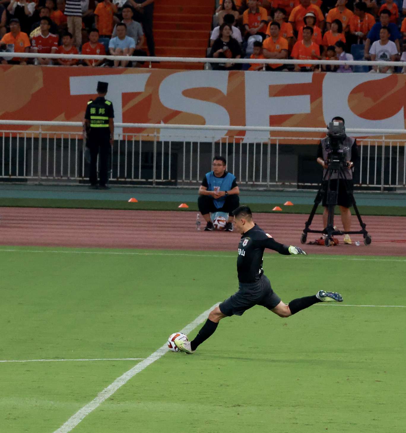 阿贾克斯守门员多次扑救，被誉为本赛季最佳守门员的简单介绍