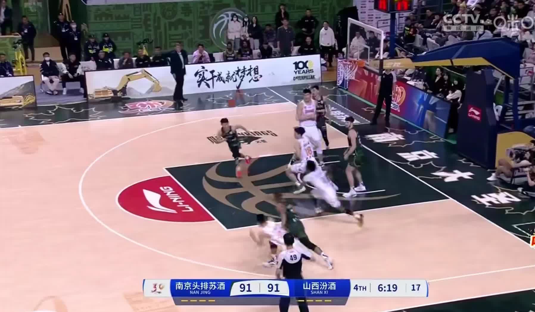 寂静球场！球队客场比赛取得冰冷逆转的简单介绍