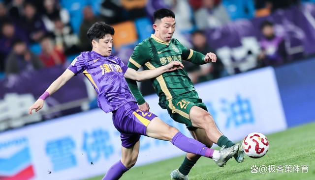 国内足球联赛半程战罢，球队排名形成鲜明对比的简单介绍