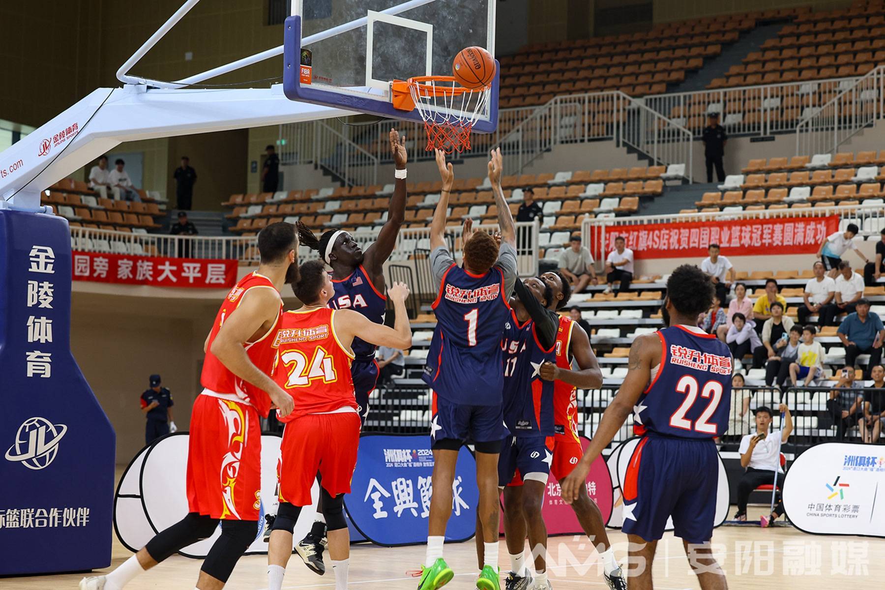 开云体育官网-集体观看篮球比赛，球迷情绪高涨