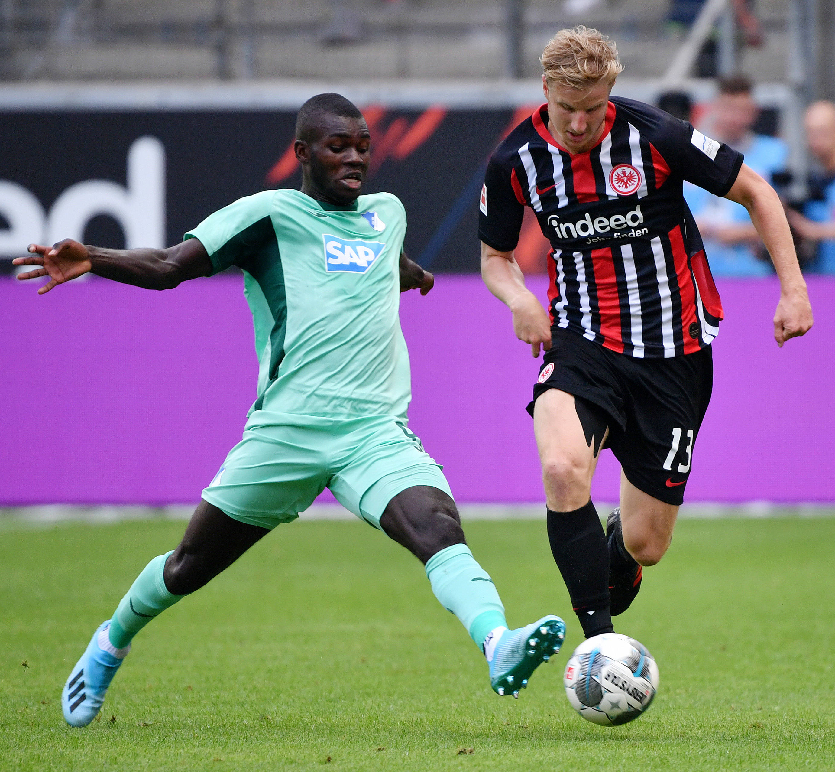 开云体育官方网站-法兰克福球员技高一筹，成功夺得胜利的简单介绍