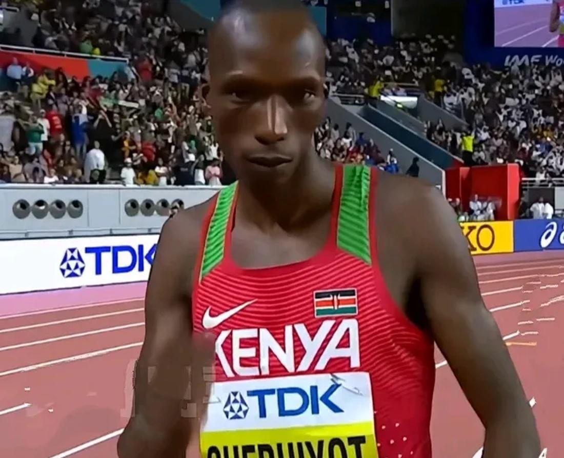 肯尼亚选手在田径比赛中获得铜牌