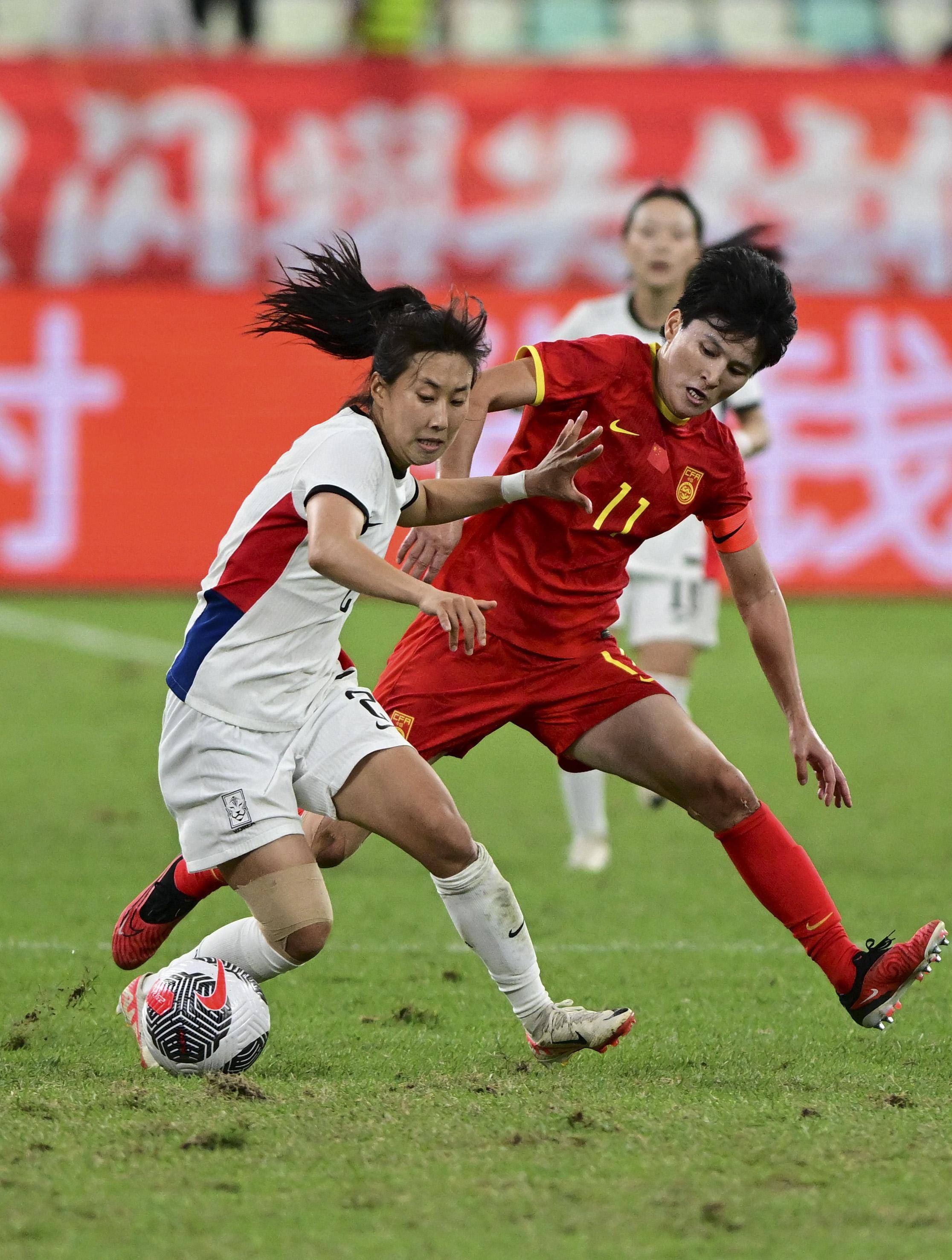 开云体育中国-运动员在女足赛事中全力拼搏