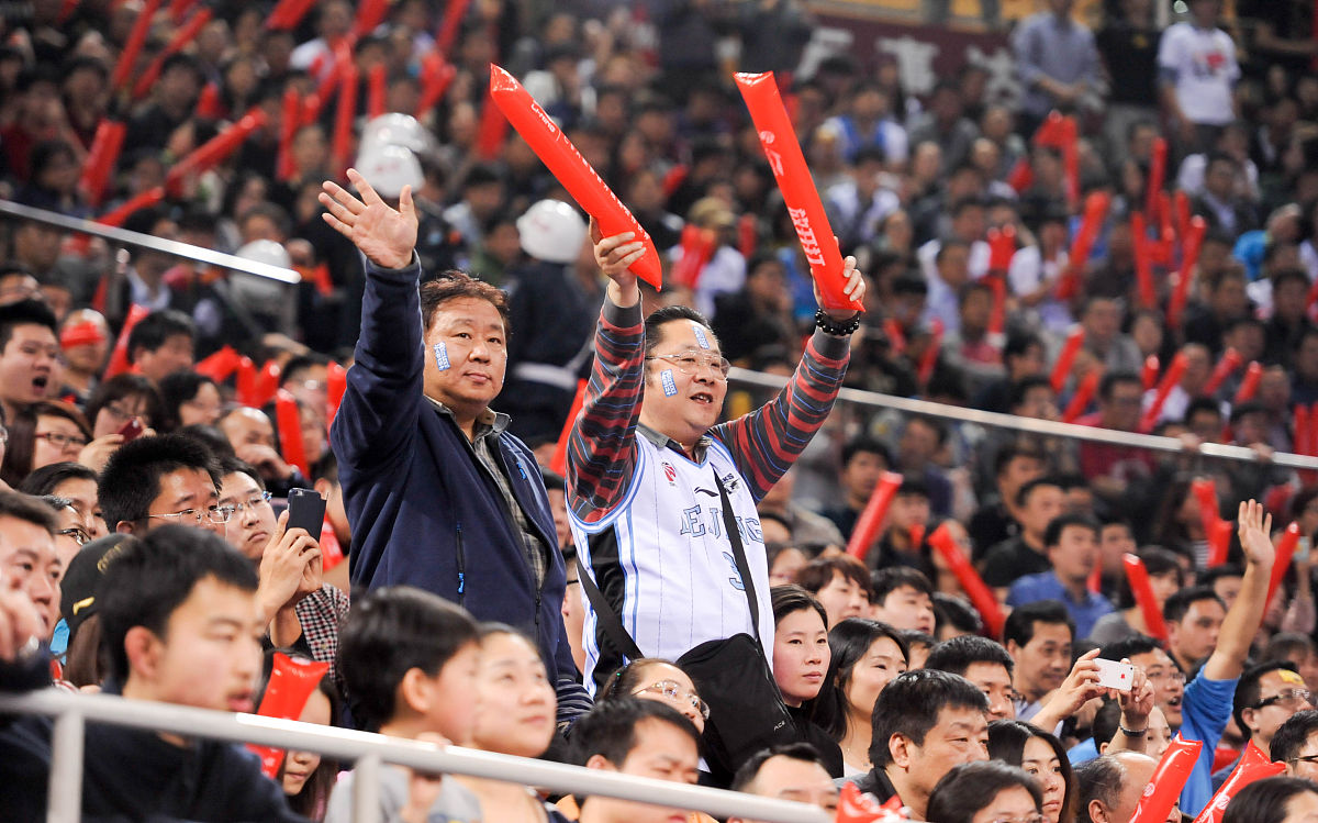 激烈的比赛引起了人们的热情