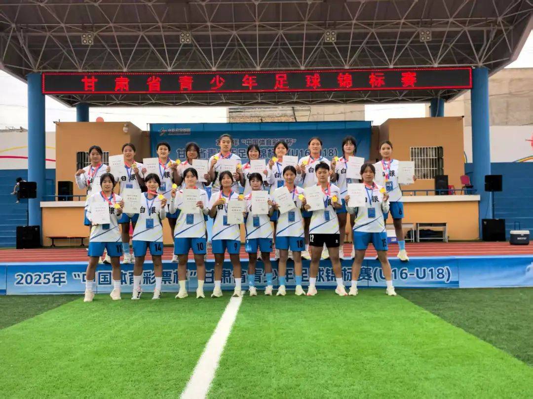 足球比赛女子队伍展现团队合作 足球比赛女子队伍展现团队合作