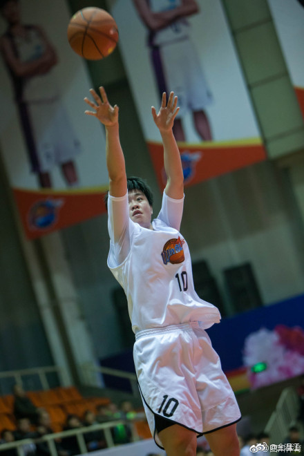 开云体育官方网站-新赛季开战，球员尽展高超技巧