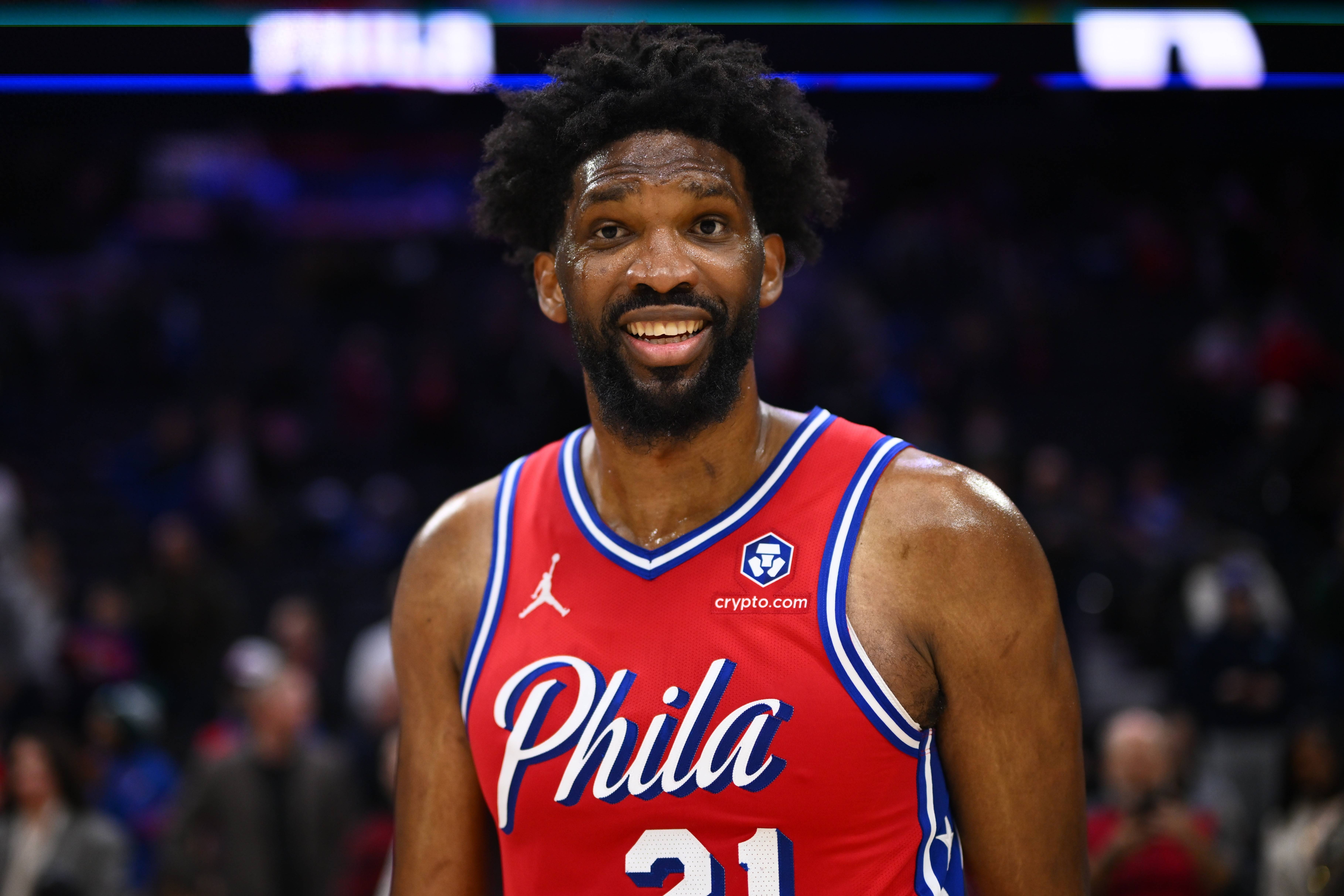 包含76人客场大胜雄鹿，恩比德发威的词条