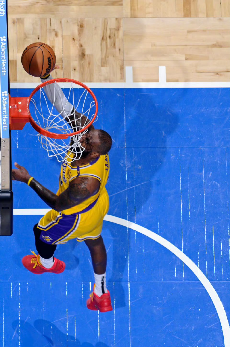 湖人轻松击败魔术继续领先