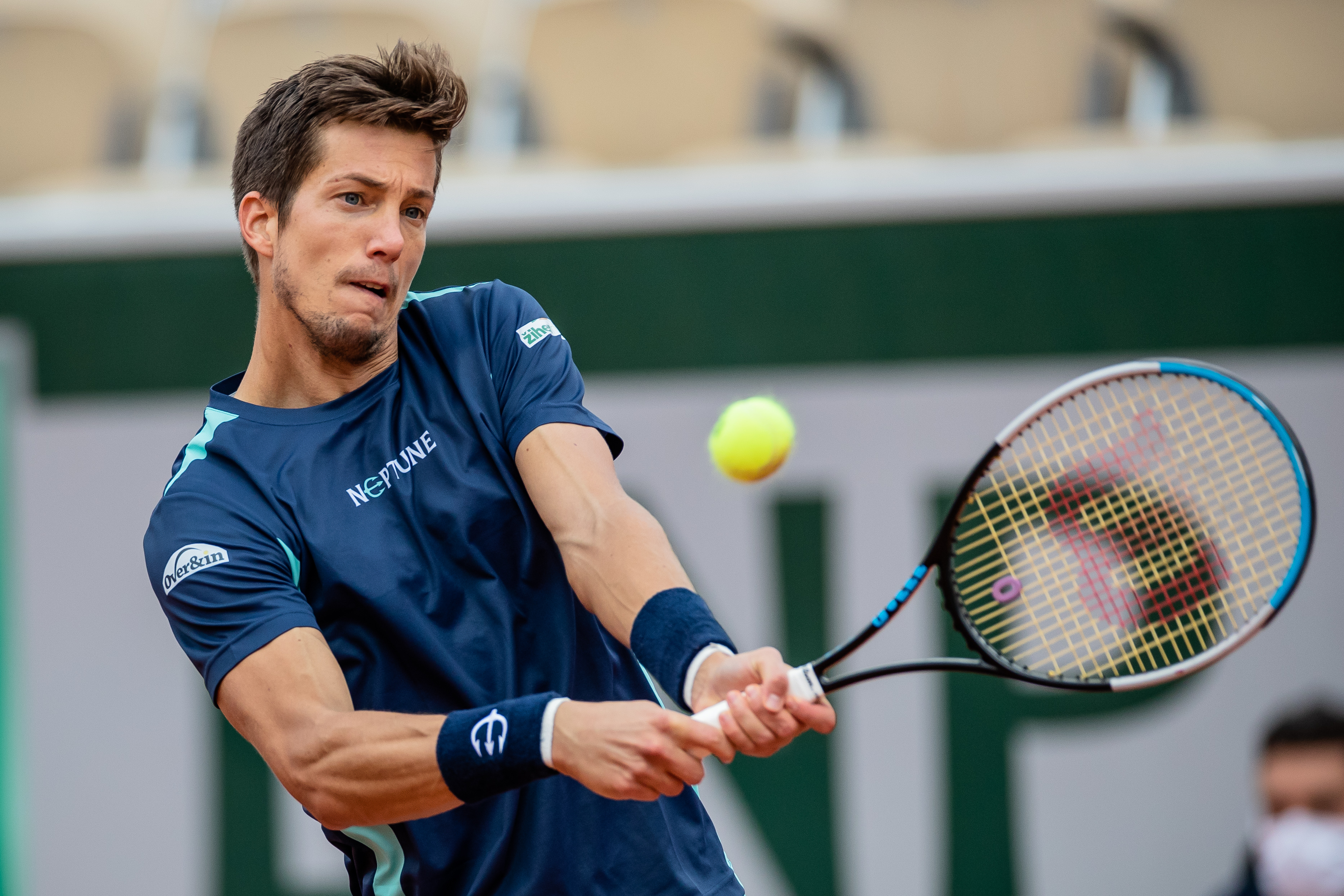 意大利网球队完胜英国网球队，西西帕斯完成帽子戏法