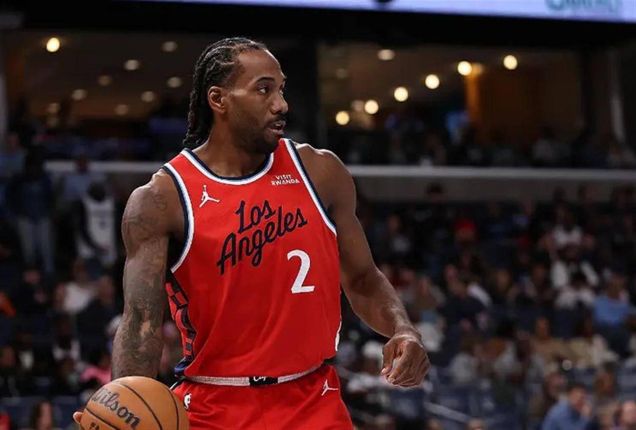 伦纳德连续得分拉开差距，马刺巅峰对决胜出新疆队